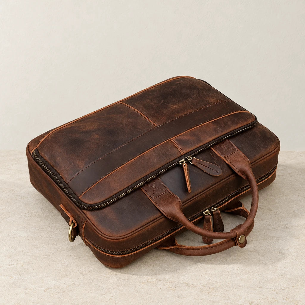 Cartable en cuir marron foncé posé à plat