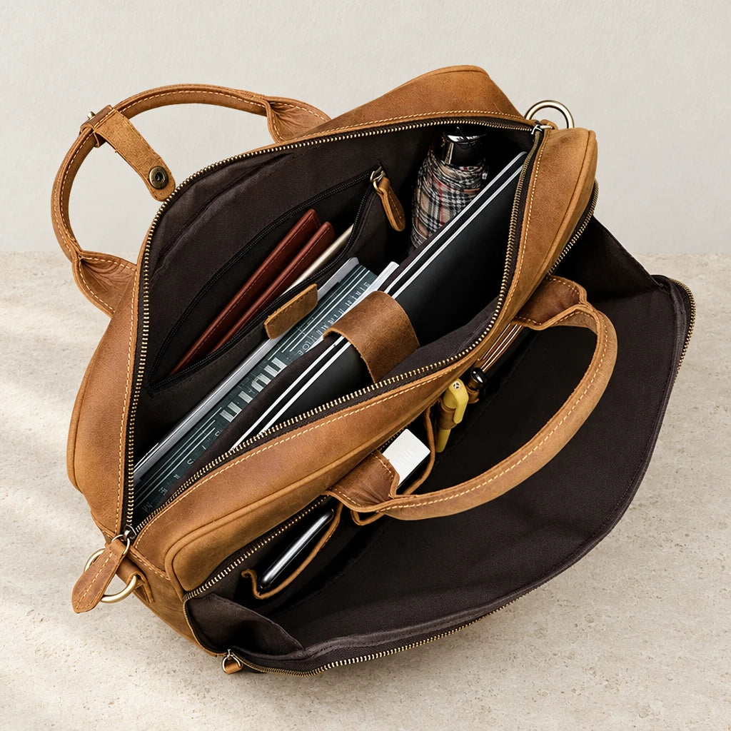 Intérieur du cartable en cuir avec ordinateur et documents