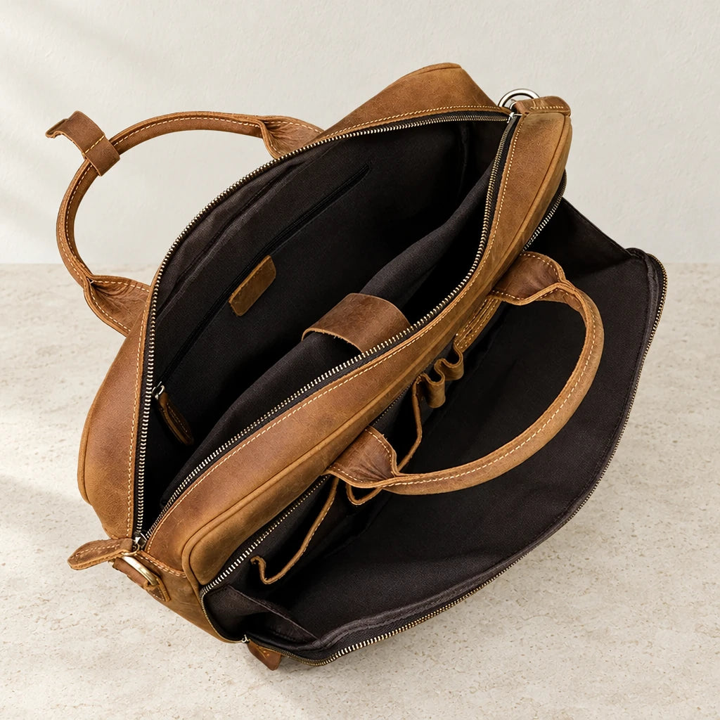 Cartable en cuir marron ouvert