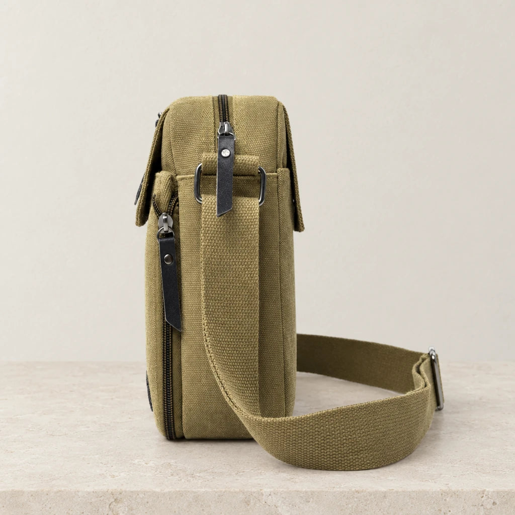 Profil de la sacoche en toile kaki avec sangle