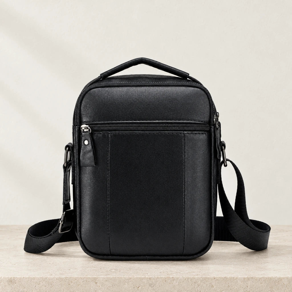Dos de la sacoche cuir noire avec poche zippée