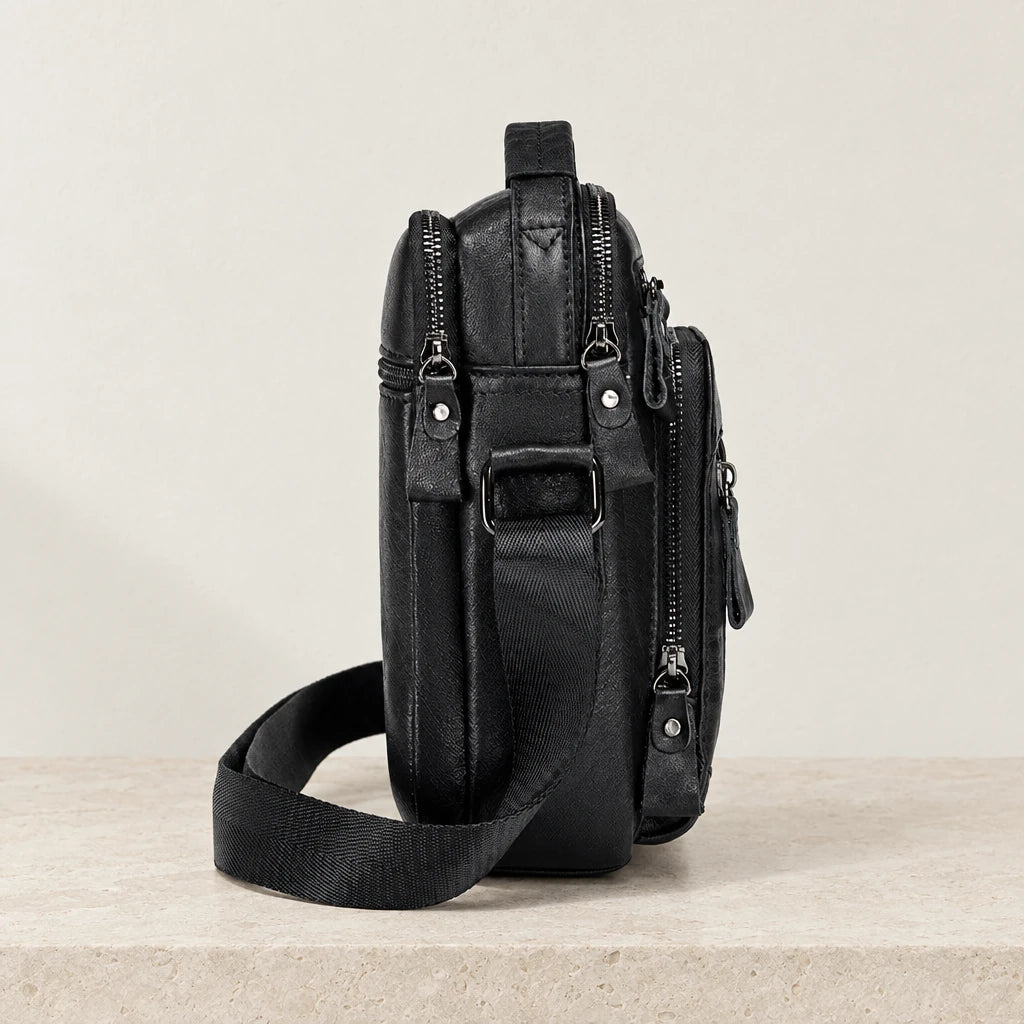 Profil de la sacoche cuir noire avec sangle