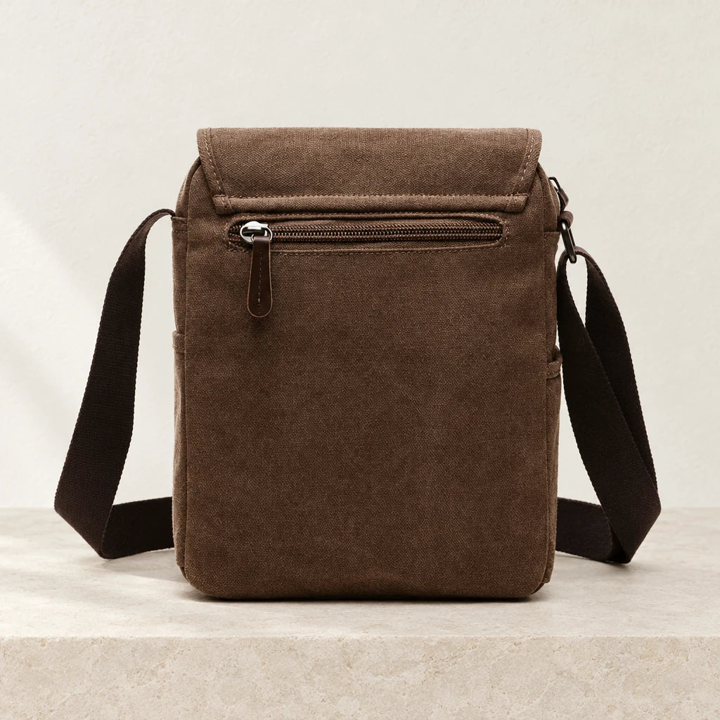 Dos de la sacoche en toile marron avec poche zippée