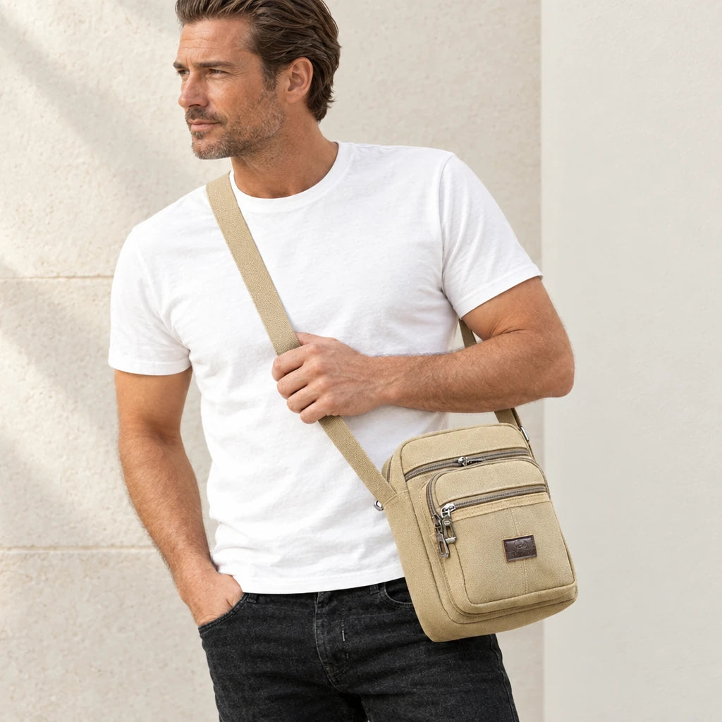 Homme en t-shirt blanc portant la sacoche en tissu beige