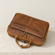 Cartable en cuir marron posé à plat