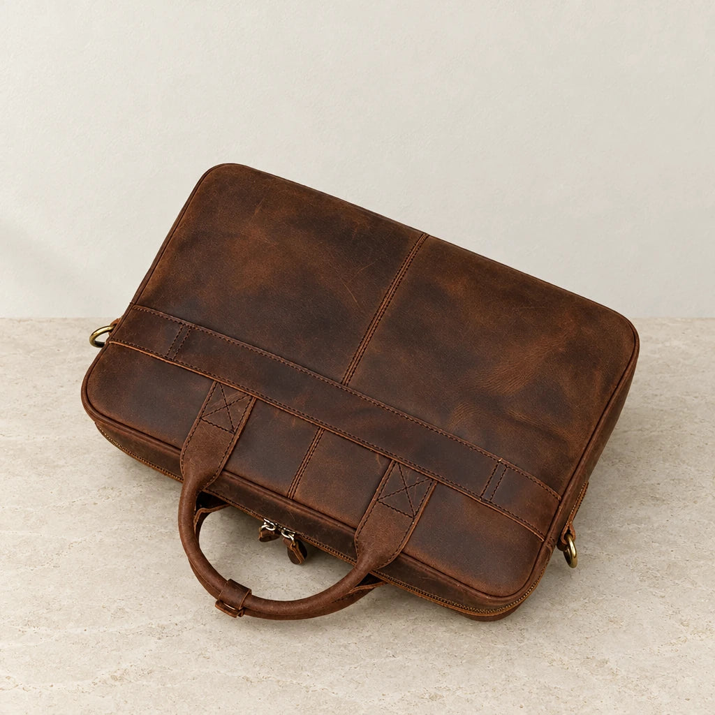 Cartable en cuir marron foncé vu de dessus
