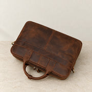 Cartable en cuir marron foncé vu de dessus