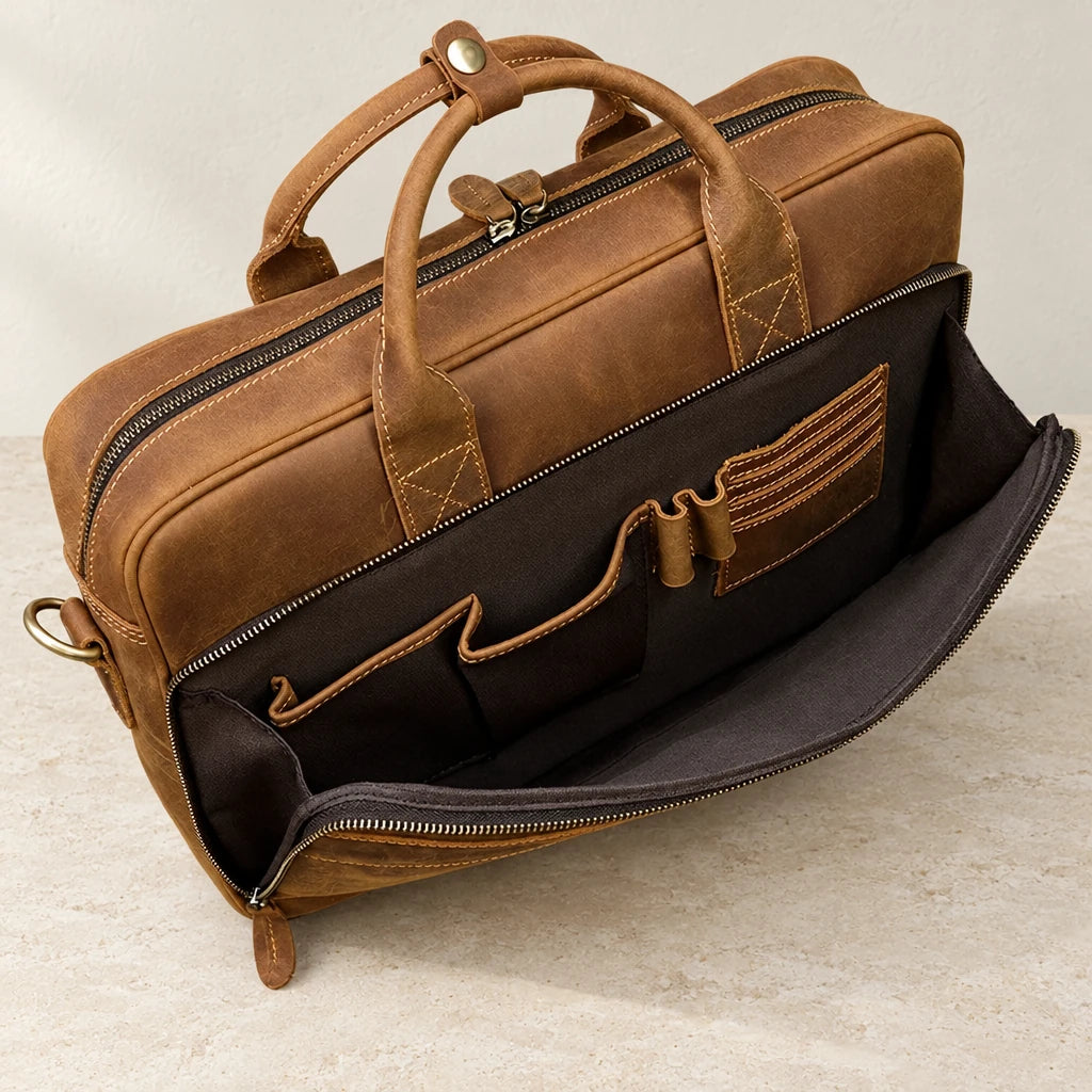 Poches intérieures du cartable en cuir