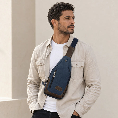 Homme portant la petite sacoche en toile bleue sur le torse