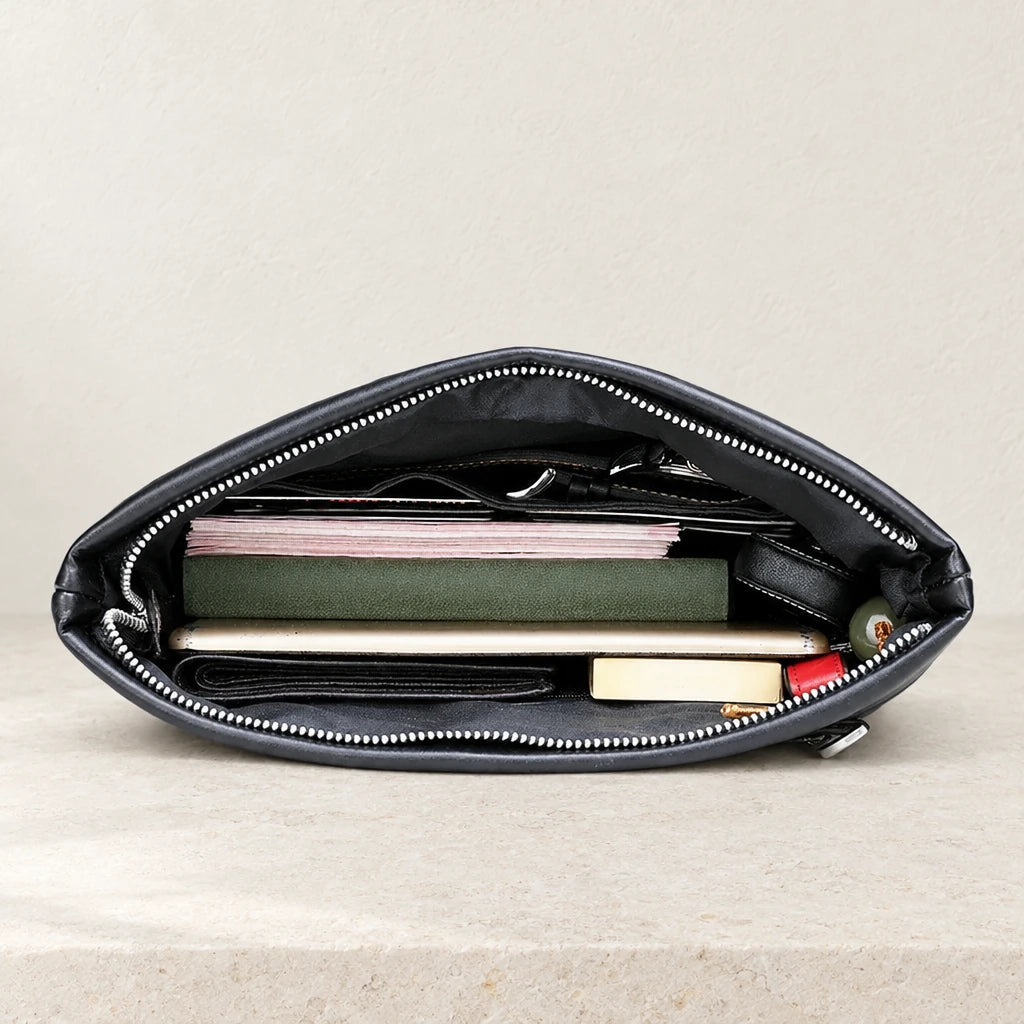 Intérieur de la pochette homme avec carnets et documents