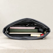 Intérieur de la pochette homme avec carnets et documents