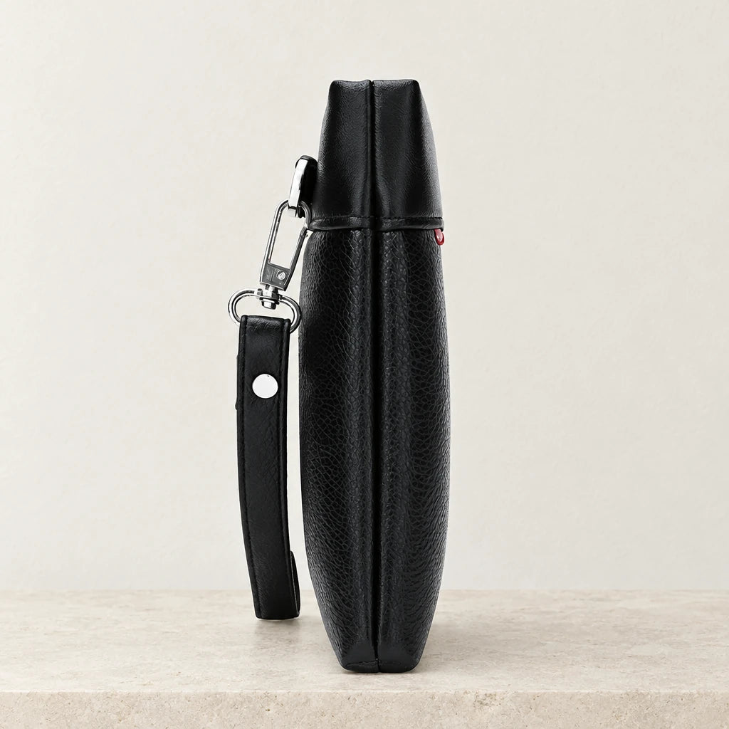 Profil de la pochette homme noire avec sa dragonne