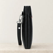 Profil de la pochette homme noire avec sa dragonne