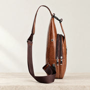 Profil du sac bandoulière marron avec passe écouteurs