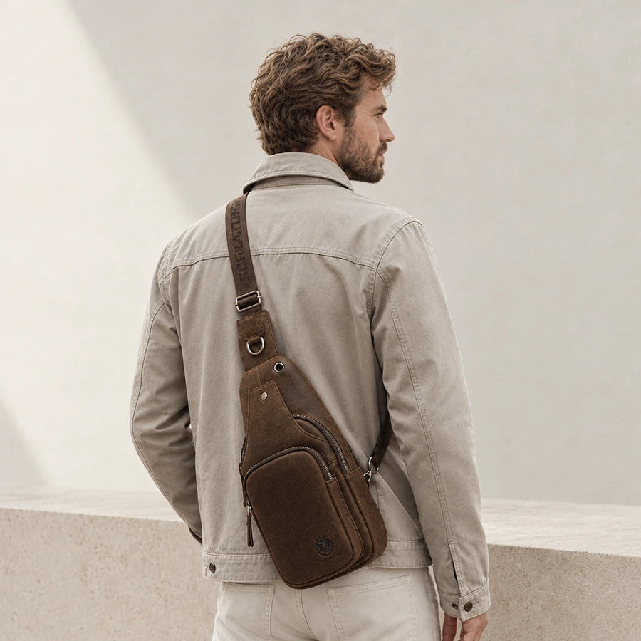 Homme portant la sacoche bandoulière en cuir dans le dos