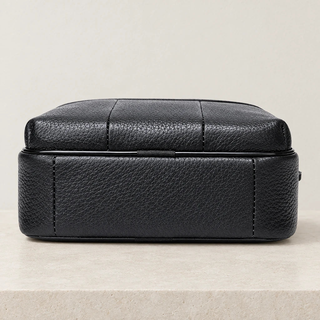 Dessous de la sacoche de travail en cuir noir