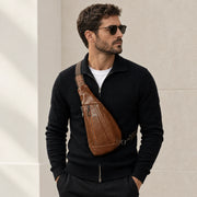 Homme en gilet noir portant la sacoche urbaine marron