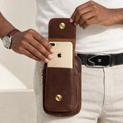 Sacoche ceinture en cuir portée à la ceinture, téléphone glissé dedans
