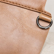 Anneau métal cousu sur la sacoche cuir