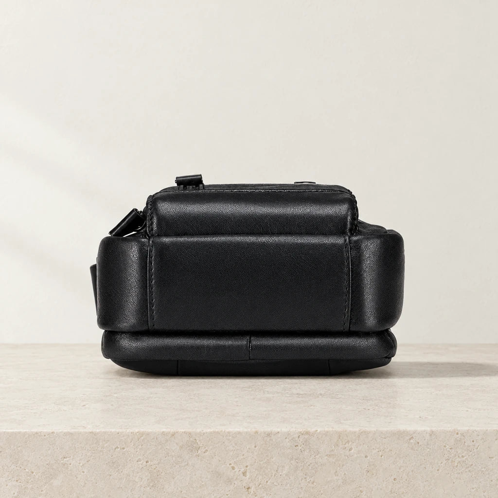 Dessous de la sacoche cuir noire