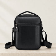 Dos de la sacoche cuir noire avec poche zippée