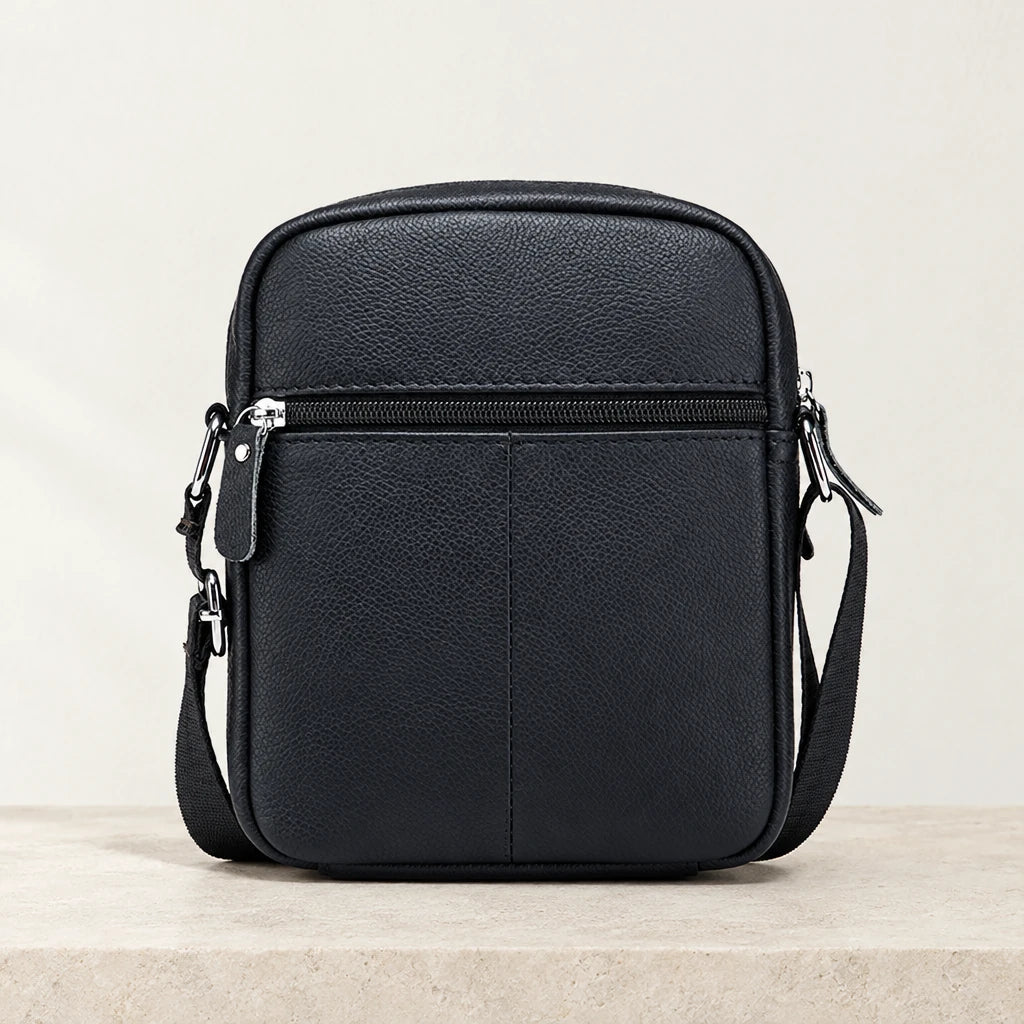 Dos de la sacoche homme cuir noire avec poche zippée