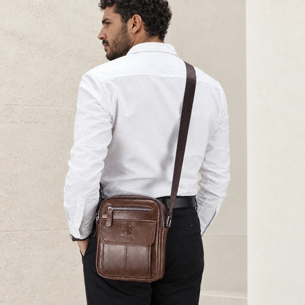 Sacoche homme cuir marron portée en bandoulière, vue de dos