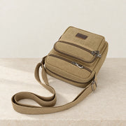 Sacoche en tissu beige posée avec sa sangle
