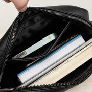 Intérieur de la sacoche rectangulaire avec livres et carnet