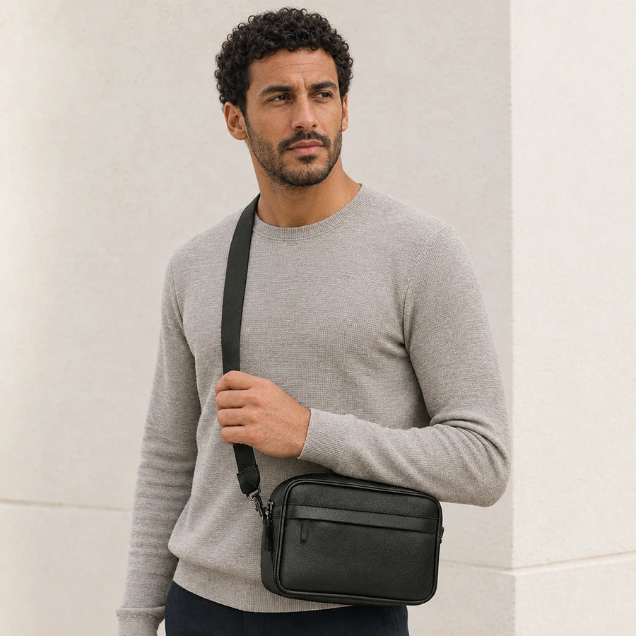 Homme en pull gris portant la sacoche rectangulaire noire